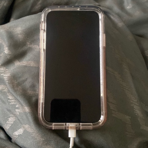 Hi I’m selling a brand new iPhone 11 it’s brand new not damaged no cracks.